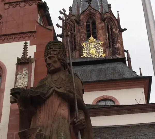 Alexander Statue vor der Stiftsbasilika Aschaffenburg