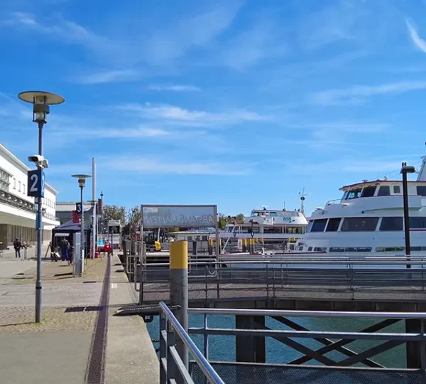 Auf der Uferpromenade in Friedrichshafen mit Blick auf das Zeppelin Museum und den Hafen