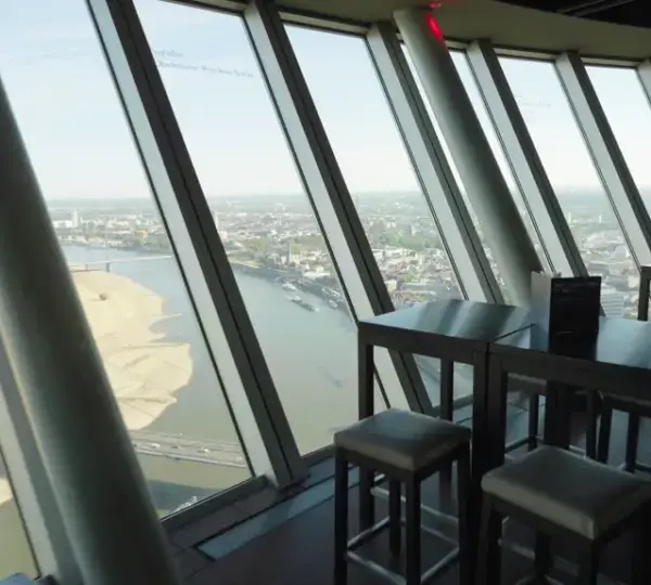 Aussicht auf die Rheinwiesen Oberkassel vom Rheinturm