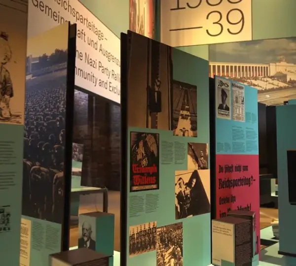 Ausstellungsstücke in der Interimsausstellung Dokumentationszentrum Reichsparteitagsgelände