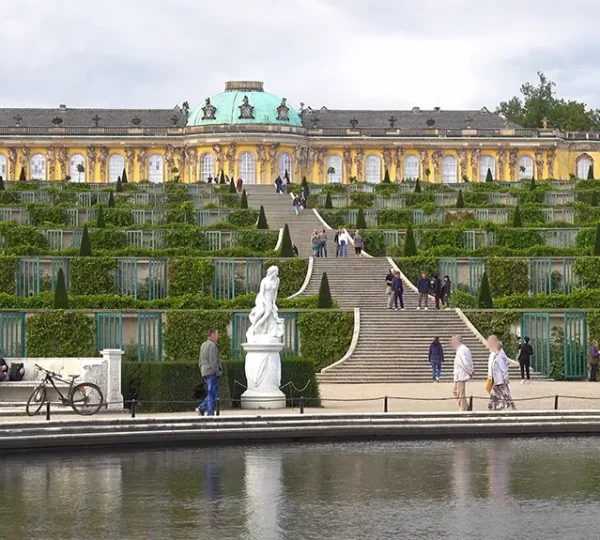 Blick auf das Schloss Sanssouci und die Weinbergterrassen