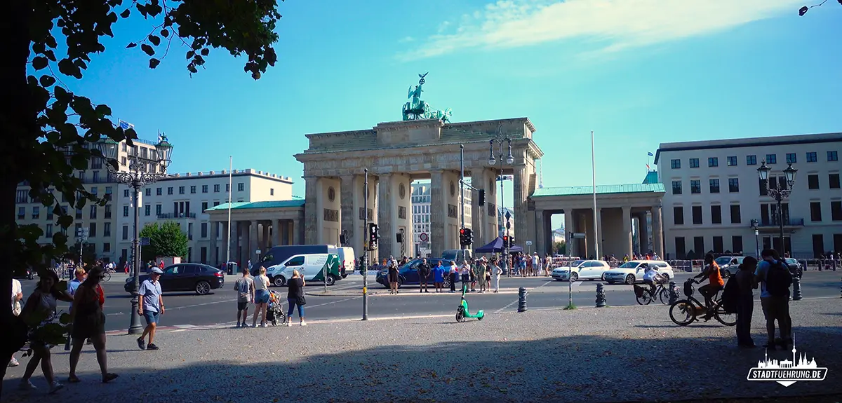 Blick auf das Brandenburger Tor in Berlin vom Tiergarten aus