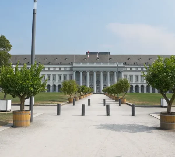 Blick auf das Kurfürstliche Schloss in Koblenz und den Schlosspark am Haupteingang