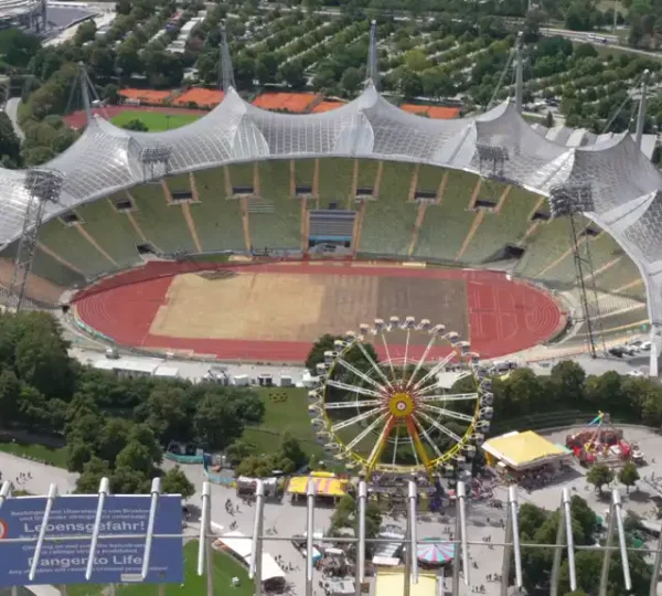 Blick auf das Münchner Olympiastadion vom Olympiaturm