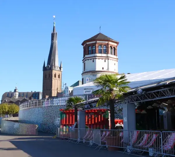 Blick auf das Schifffahrtmuseum und die Basilika St. Lambertus von der Rheinpromenade aus