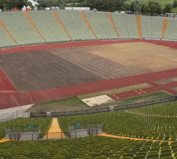 Blick auf das Spielfeld des Olympiastadions München