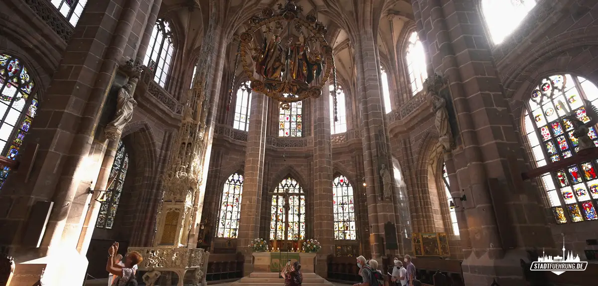Blick auf den Altar und das Kunstwerk Engelsgruß