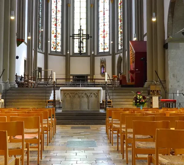 Blick auf den Altar und das Triumphkreuz Blick auf den Altar und das Triumphkreuz