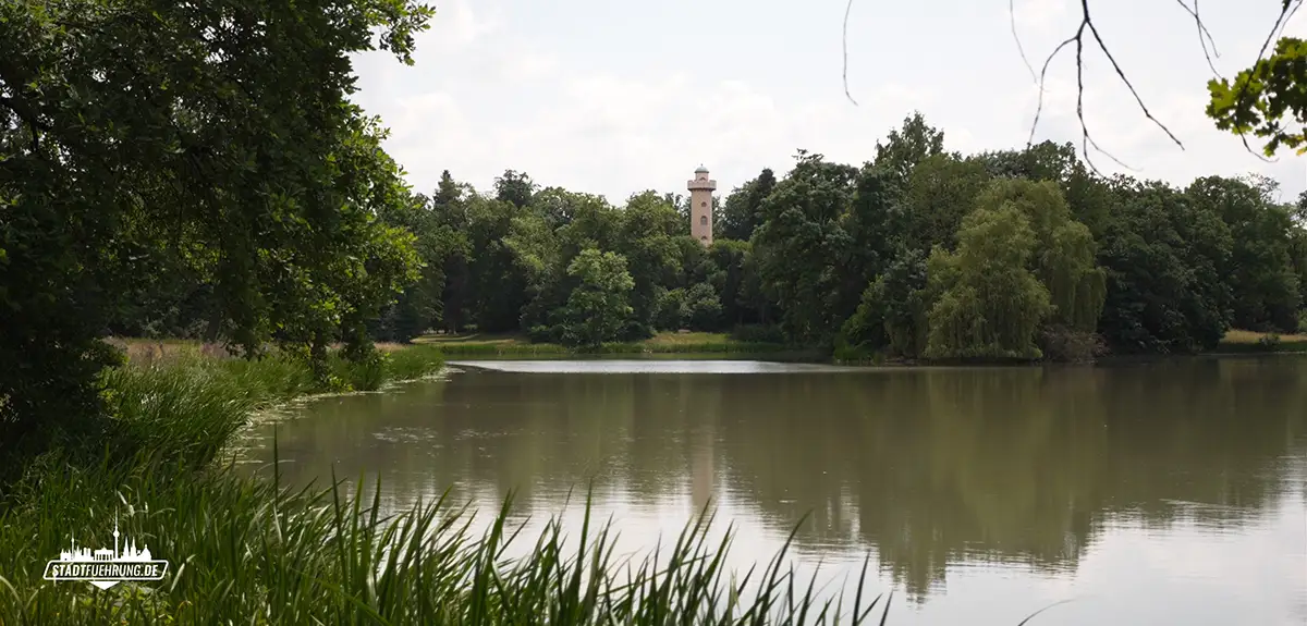 Blick auf den Aussichtsturm im Park Schönbusch