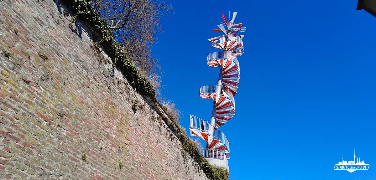 Blick auf den Berblinger Turm in Ulm vom Donauufer