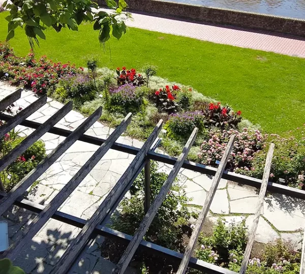 Blick auf den Rosengarten an der Ulmer Stadtmauer