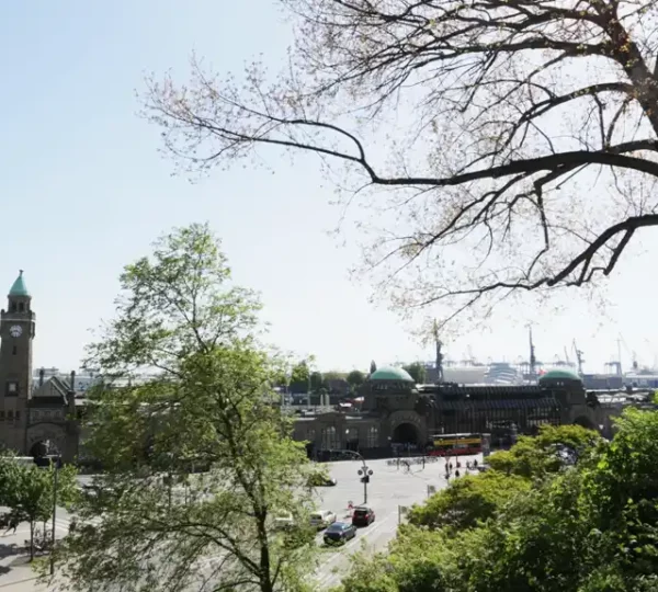 Blick auf die Abfertigungsgebäude und den Pegelturm der Landungsbrücken