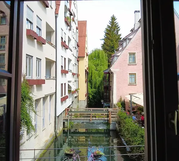 Blick auf die Blau von einem Zimmer im Hotel Schiefes Haus