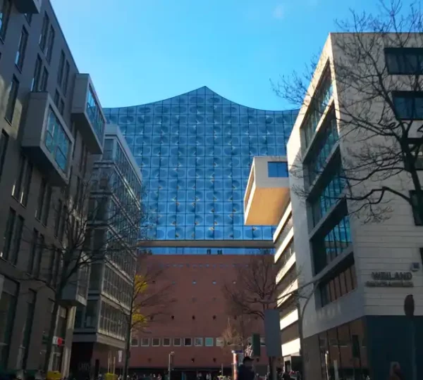 Blick auf die Elbphilharmonie vom Am Kaiserkai