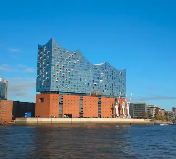 Blick auf die Elbphilharmonie vom Wasser aus