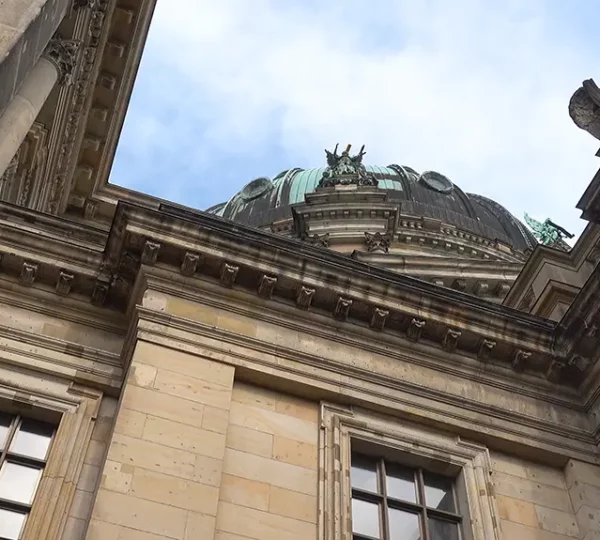 Blick auf die Fassade vom Berliner Dom und die Kuppel