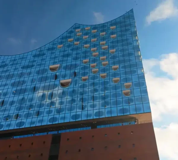 Blick auf die Glasfassade und die Plaza der Elbphilharmonie