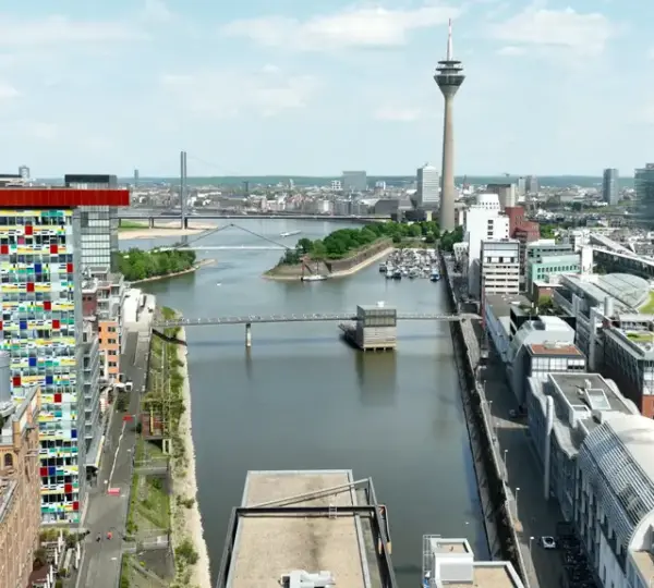 Blick auf die Hafenbrücke und den Rheinturm im Medienhafen Düsseldorf