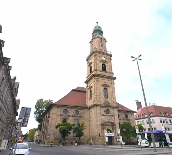 Blick auf die Hugenottenkirche Erlangen