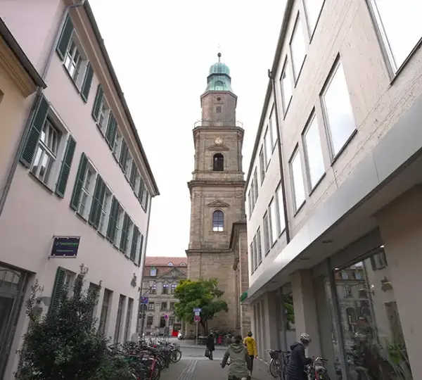 Blick auf die Hugenottenkirche Erlangen