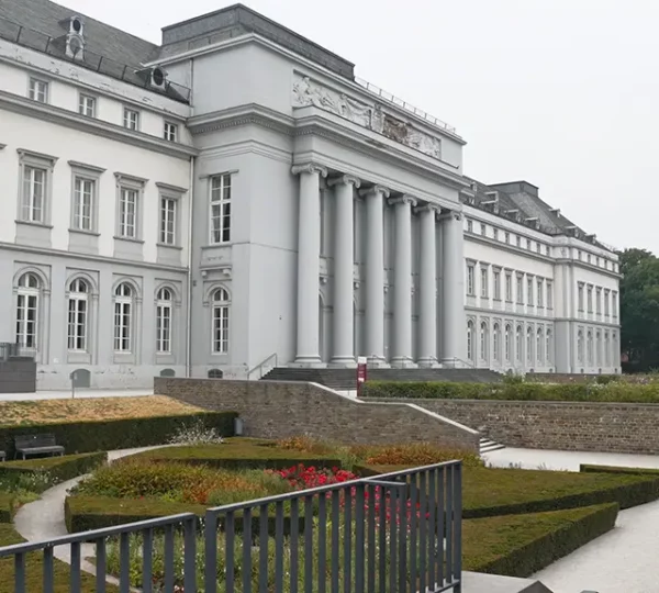 Blick auf die Rückseite des Kurfürstlichen Schlosses in Koblenz und den Schlossgarten