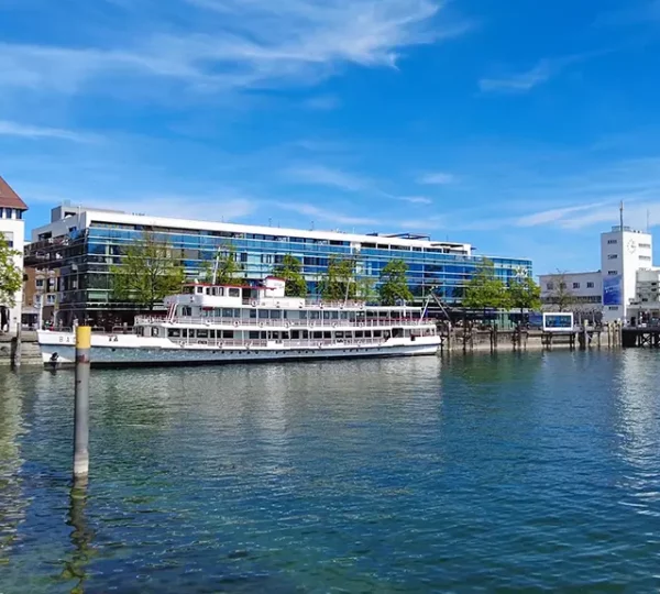 Blick auf die Uferpromenade und das Zeppelin Museum vom Moleturm