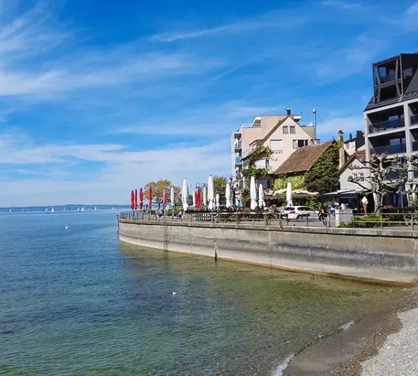 Blick auf die Uferpromenade von Friedrichshafen