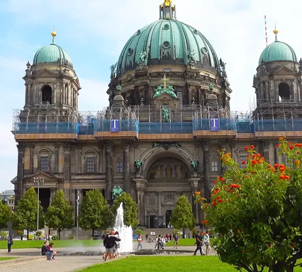 Blick auf die Westfassade des Berliner Doms vom Lustgarten aus