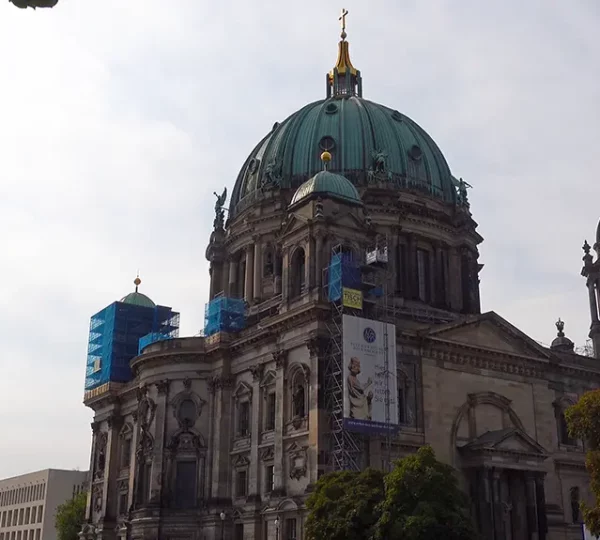 Blick auf die südliche und westliche Fassade des Berliner Doms von der Friedrichsbrücke aus