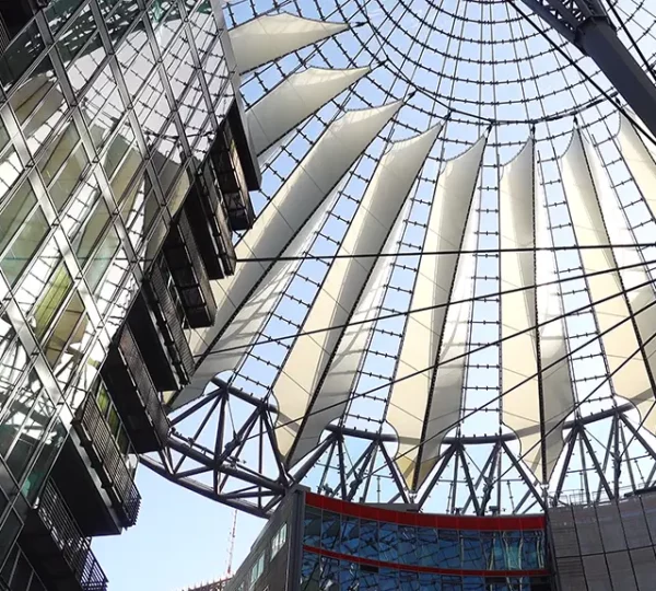 Blick unters Zeltdach vom Center am Potsdamer Platz