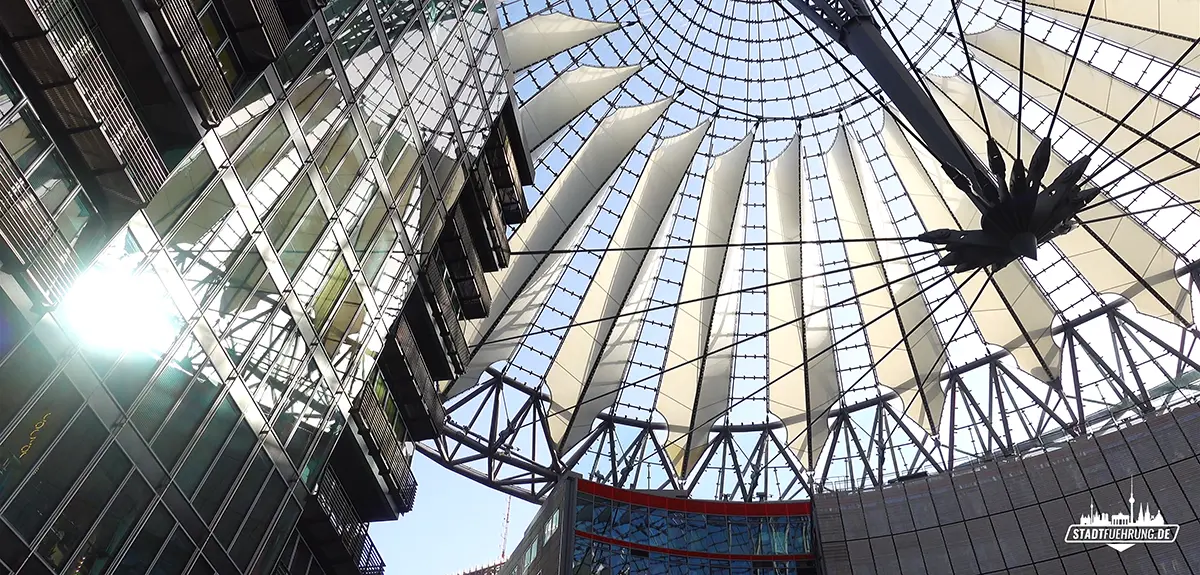 Blick unters Zeltdach vom Center am Potsdamer Platz