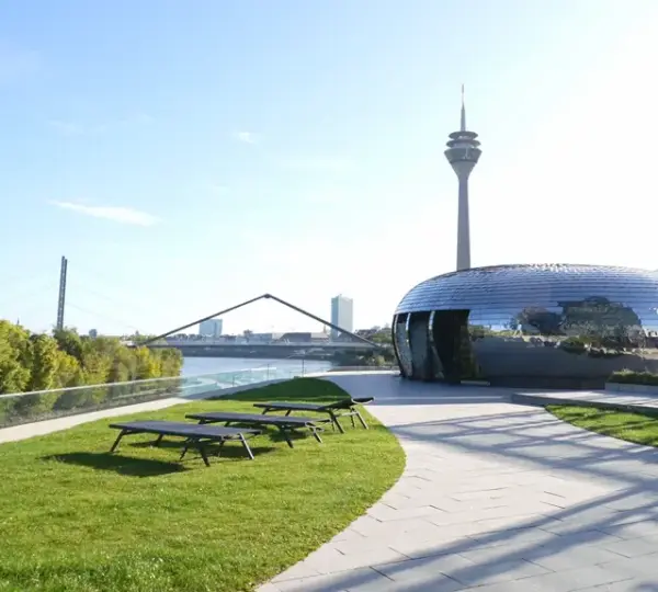 Blick vom Aussichtspunkt auf den Rheinturm
