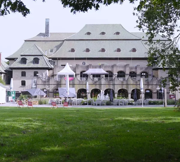 Blick vom Kaiserpark auf die Kaiser-Friedrich-Halle