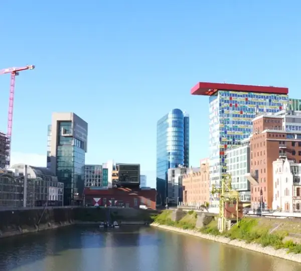 Blick von der Hafenbrücke auf den Medienhafen Düsseldorf