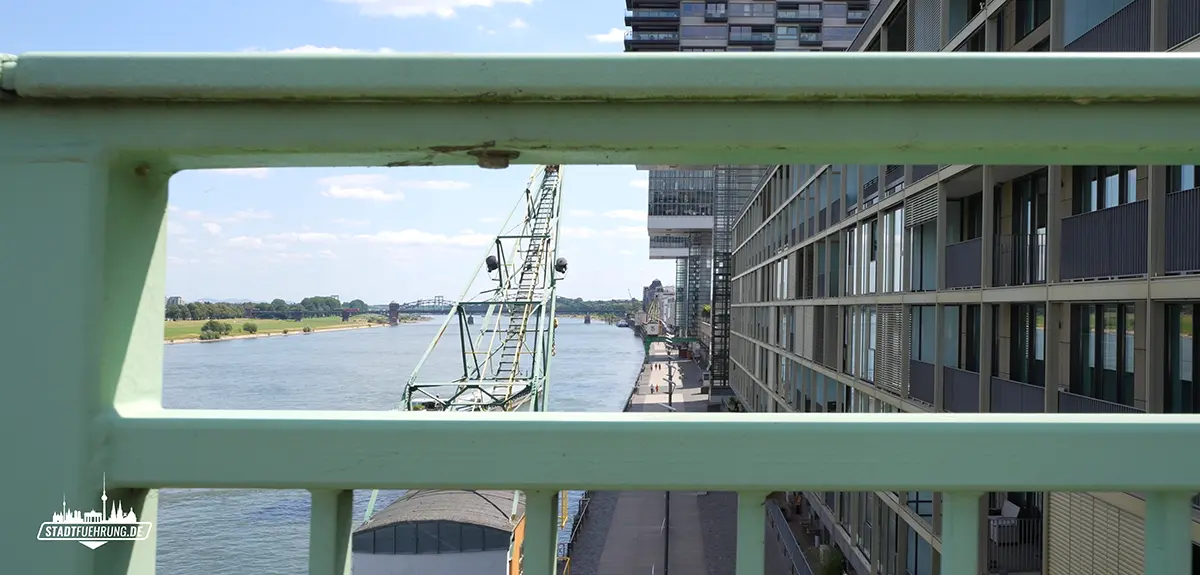 Blick von der Severinsbrücke auf den Rheinauhafen