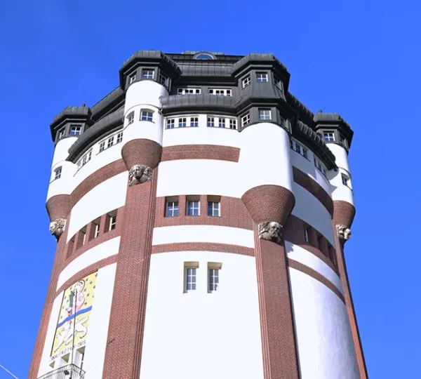 Blick von unten auf den Neuen Wasserturm in Mönchengladbach