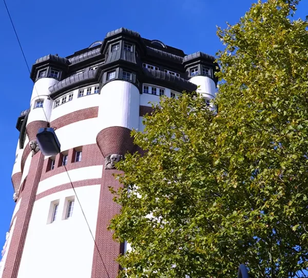 Blick von unten auf den Neuen Wasserturm in Mönchengladbach