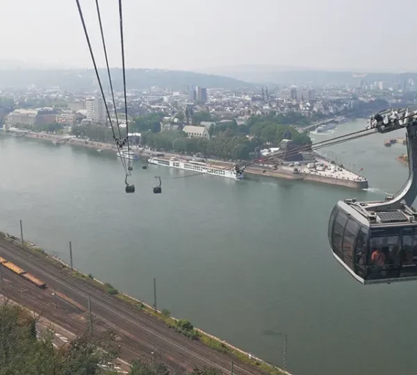 Blick zum Deutschen Eck aus einer Gondel der Seilbahn Koblenz