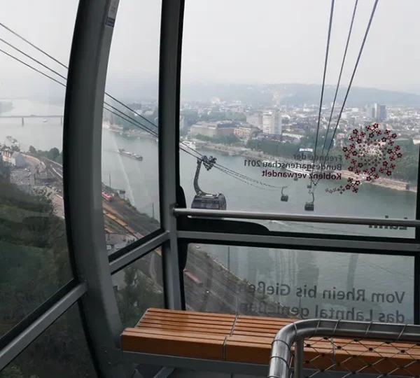 Blick zum Deutschen Eck aus einer Gondel der Seilbahn Koblenz
