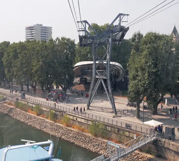 Blick zur Talstation aus einer Gondel der Seilbahn Koblenz