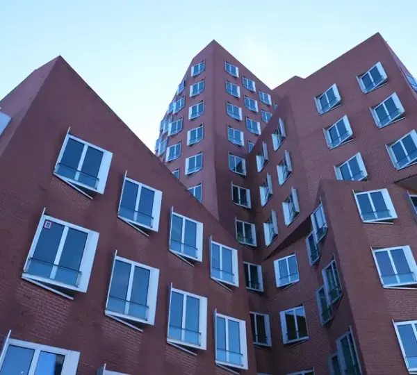 Eines der Gehry Bauten im Medienhafen Düsseldorf