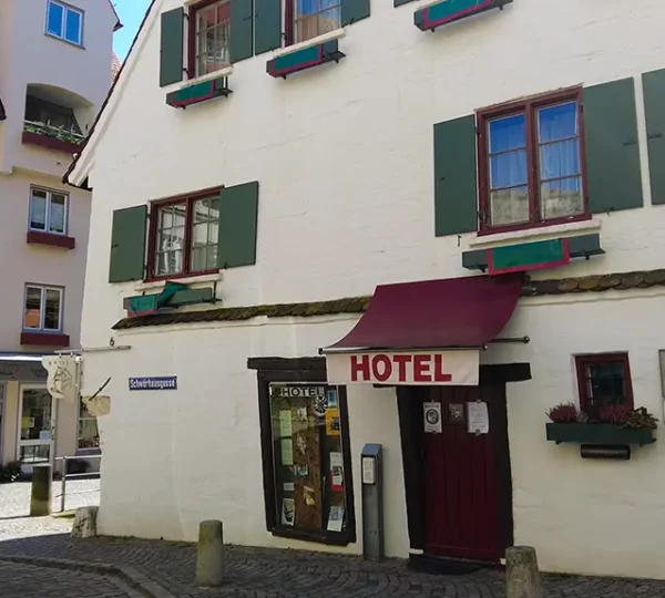 Eingang Hotel Schiefes Haus