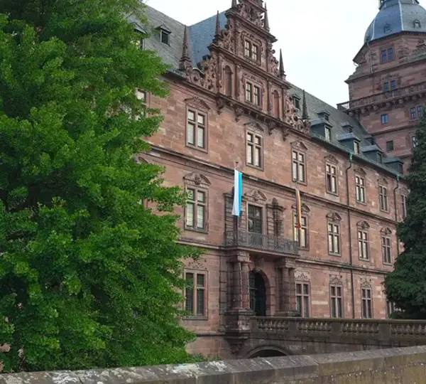 Eingang mit Brücke vom Schloss Johannisburg