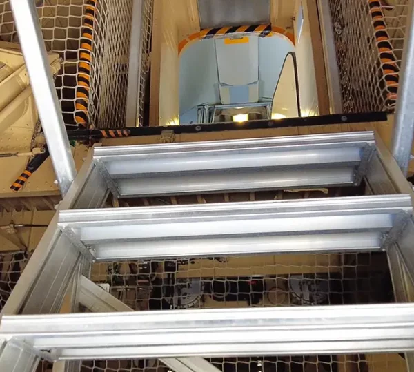 Einstieg in ein Flugzeug im Dornier Museum Friedrichshafen