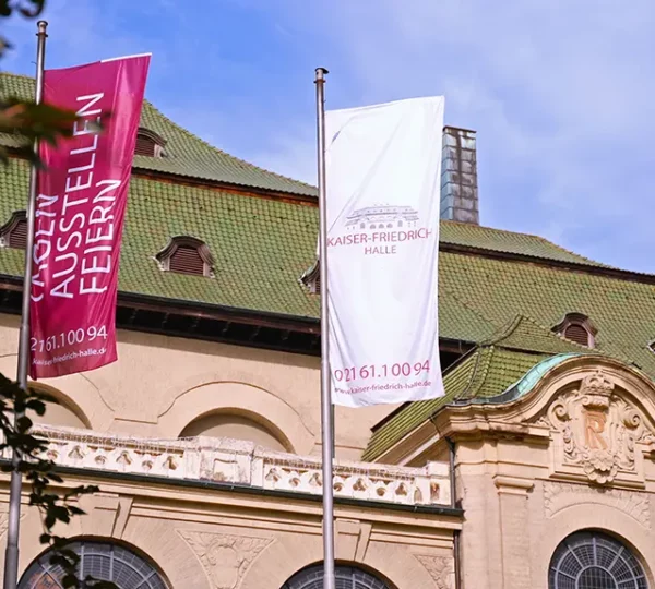 Fahnen vor der Kaiser Friedrich Halle