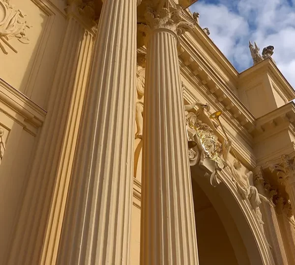 Fassade mit Reliefs vom Brandenburger Tor in Potsdam