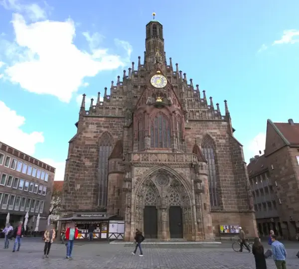 Frontansicht der Frauenkirche Nürnberg