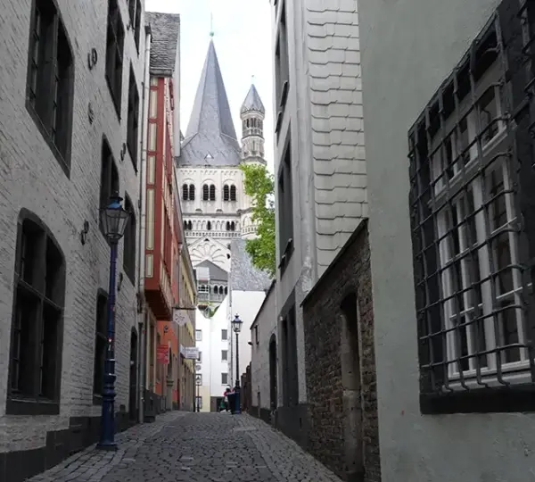 Gasse in der historischen Altstadt von Köln mit Blick auf Groß St. Martin