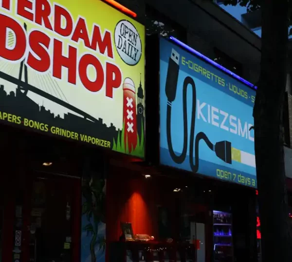 Geschäfte mit Leuchtreklamen auf der Reeperbahn