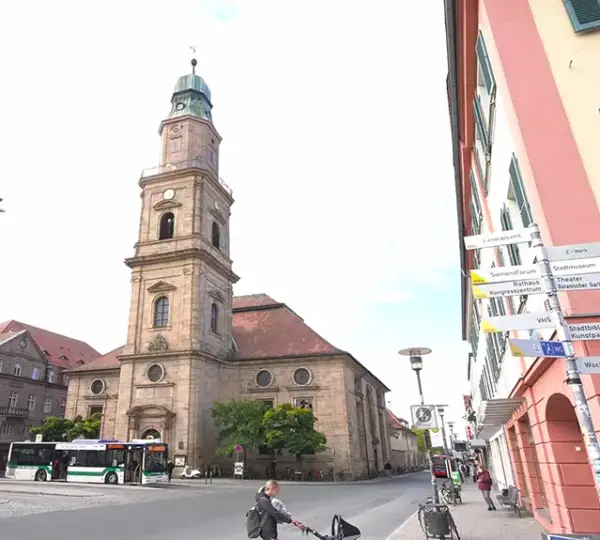 Hugenottenkirche Erlangen vor dem Hugenottenplatz